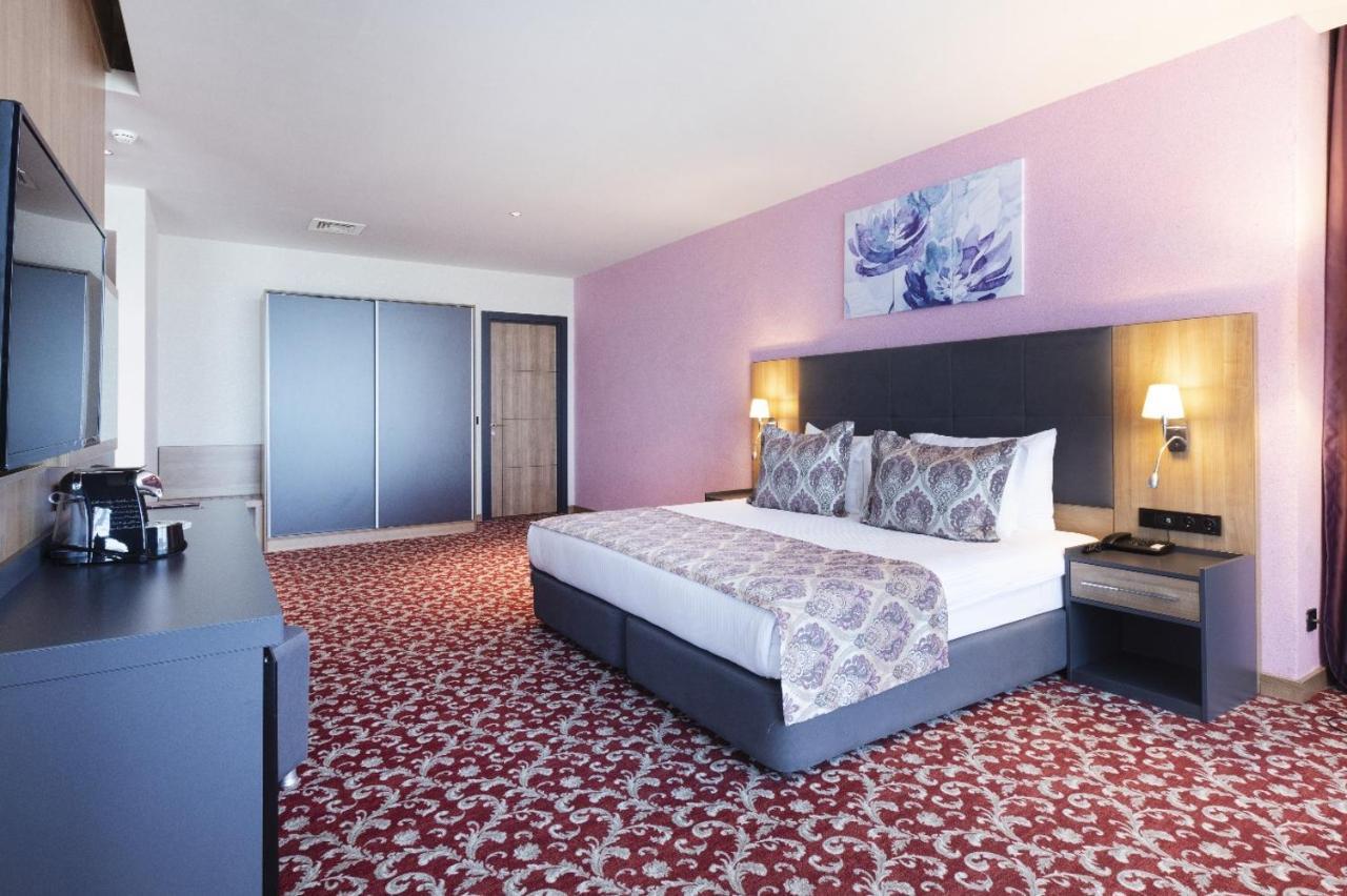 Euphoria Batumi Convention & Casino Hotel Exteriör bild A room at the hotel