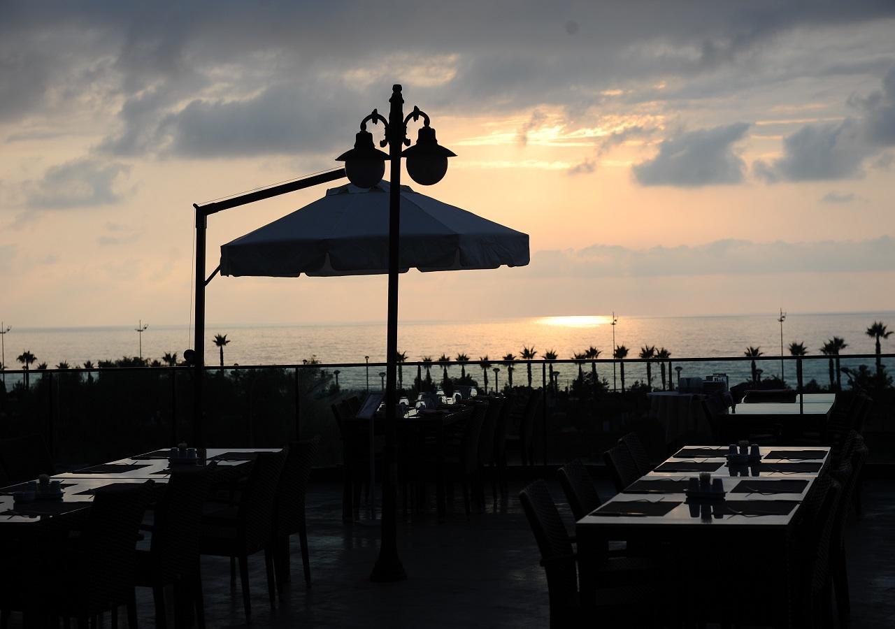 Euphoria Batumi Convention & Casino Hotel Exteriör bild Sunset at the rooftop bar