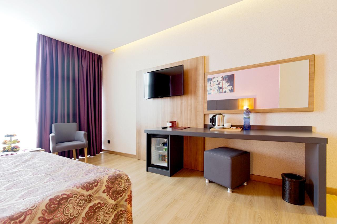 Euphoria Batumi Convention & Casino Hotel Exteriör bild A room at the hotel