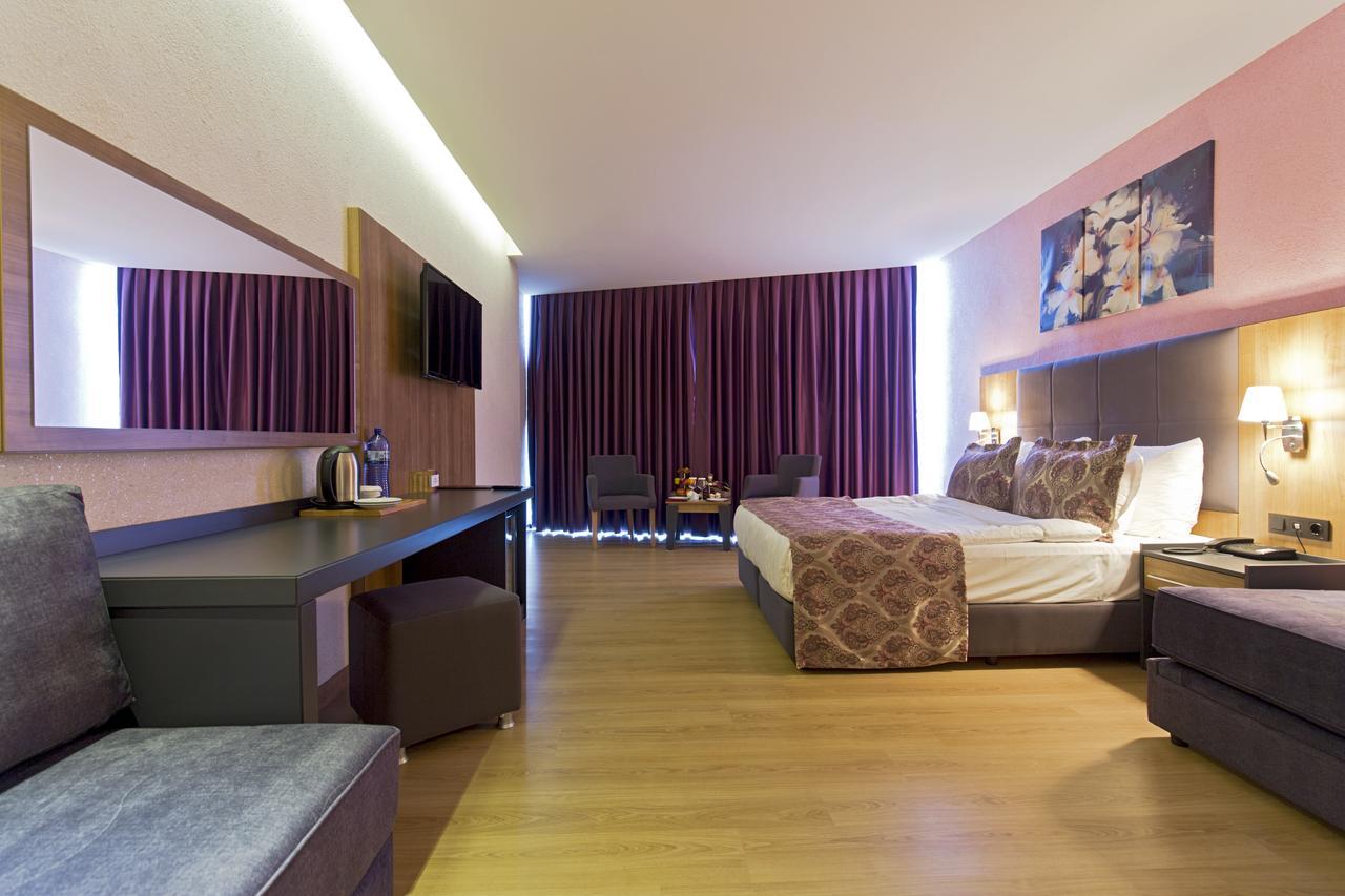 Euphoria Batumi Convention & Casino Hotel Exteriör bild A room at the hotel
