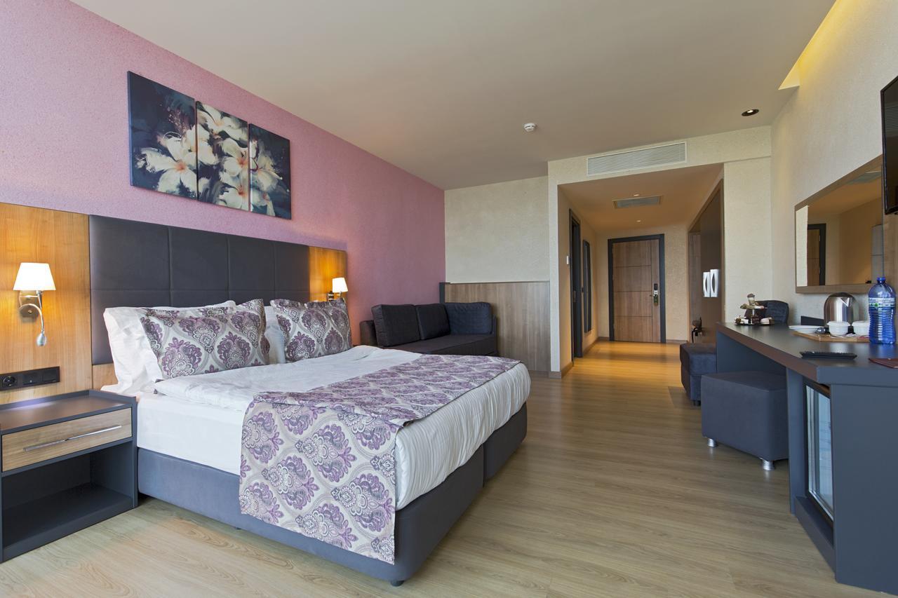 Euphoria Batumi Convention & Casino Hotel Exteriör bild A room at the hotel