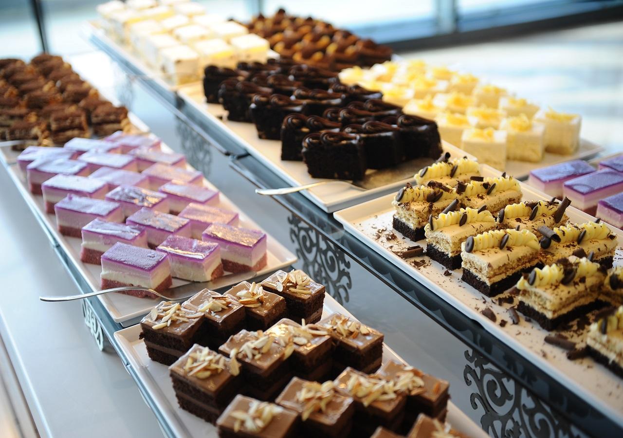 Euphoria Batumi Convention & Casino Hotel Exteriör bild A selection of cakes