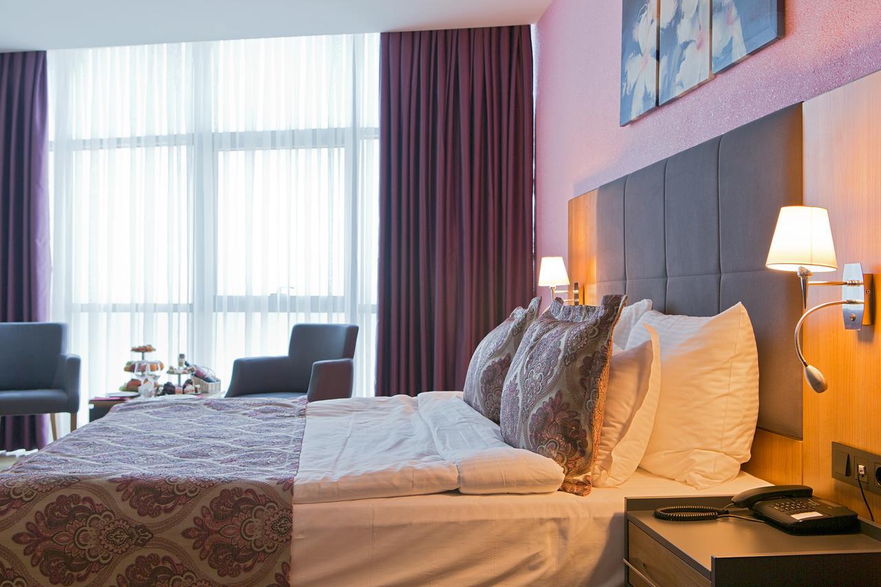 Euphoria Batumi Convention & Casino Hotel Exteriör bild A bedroom at the hotel
