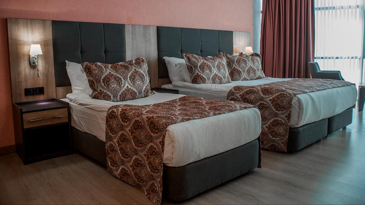 Euphoria Batumi Convention & Casino Hotel Exteriör bild A bed runner