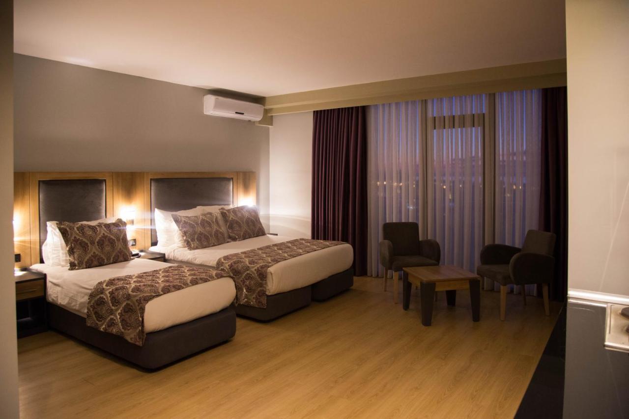 Euphoria Batumi Convention & Casino Hotel Exteriör bild A room at the hotel